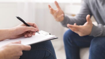 A prática comum que ajuda a organizar pensamentos e controlar emoções segundo psicólogos