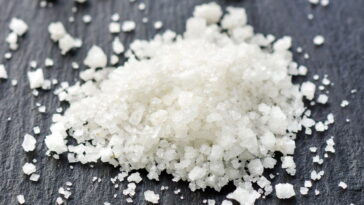 O truque com casca de cebola que vai mudar o sabor dos seus pratos