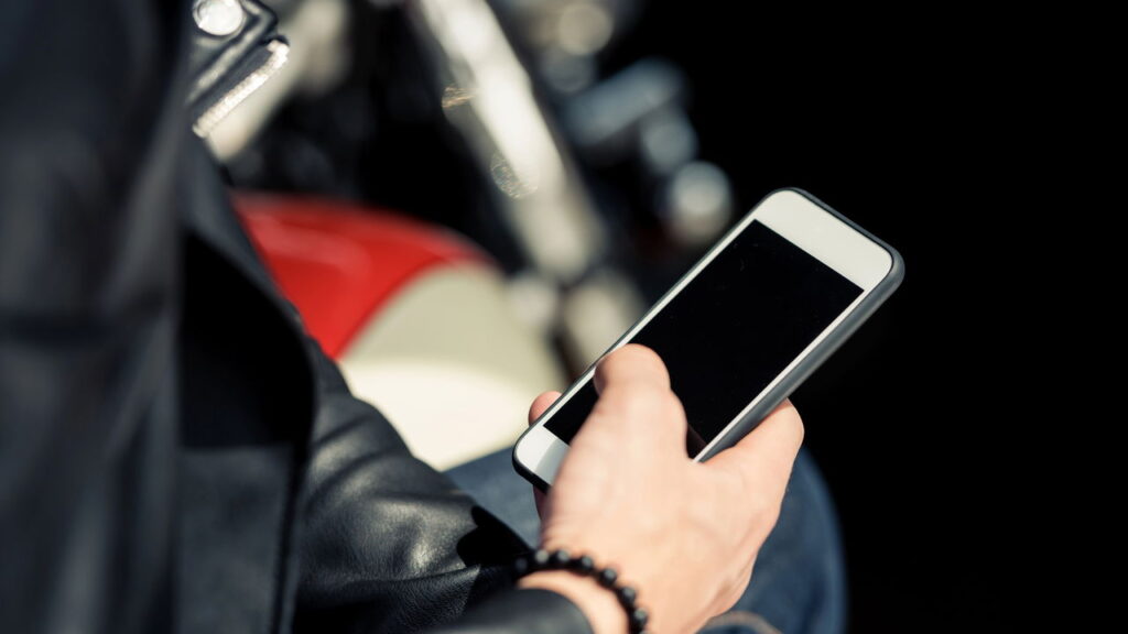 O alerta mais importante para quem usa celular em locais públicos