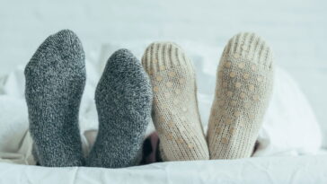 O que dormir de meias revela sobre sua mente pode te surpreender