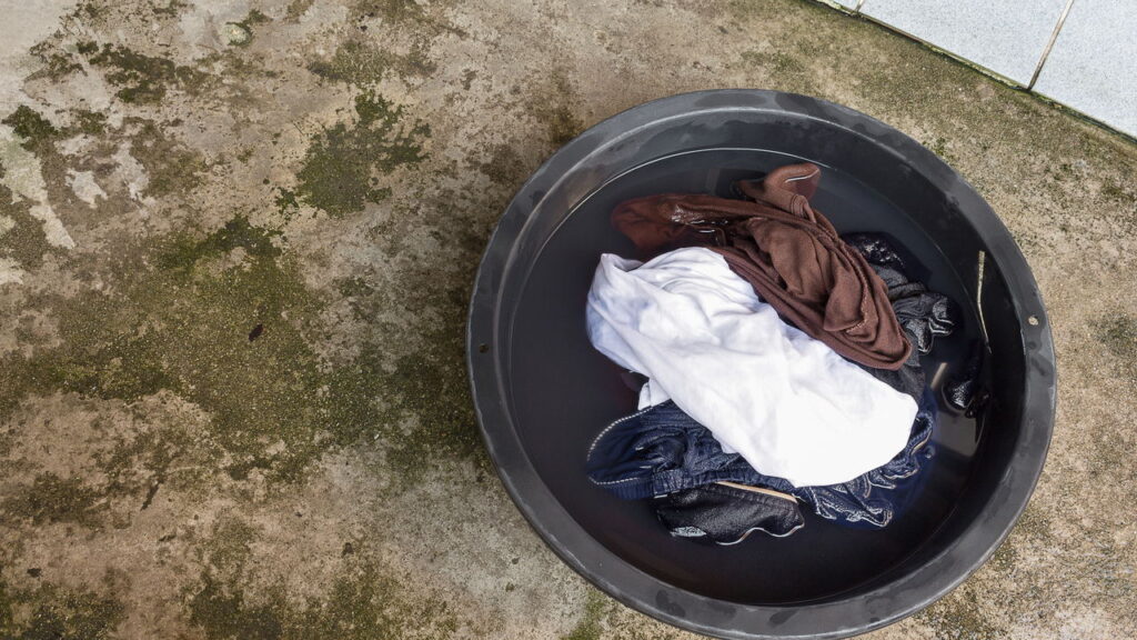 A receita simples que faz roupa branca voltar a parecer nova