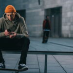 Por que o streetwear continua dominando o estilo jovem nas cidades
