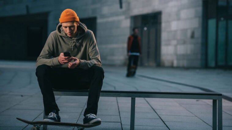 Por que o streetwear continua dominando o estilo jovem nas cidades