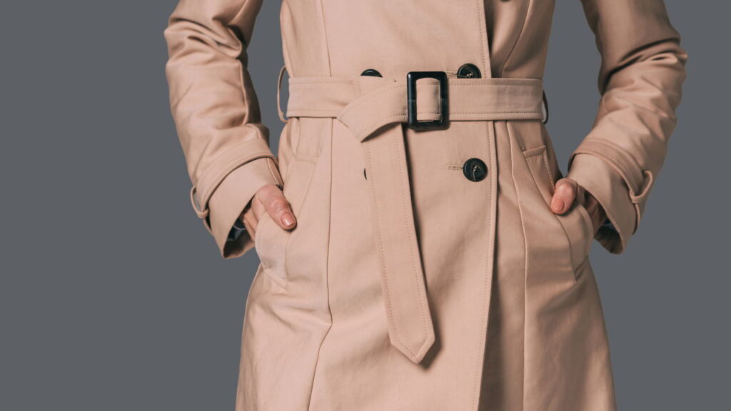 O truque de estilo com jaqueta que deixa qualquer vestido mais elegante
