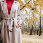 O truque de estilo com jaqueta que deixa qualquer vestido mais elegante