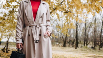O truque de estilo com jaqueta que deixa qualquer vestido mais elegante