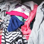 Closet desorganizado pode revelar muito mais do que desleixo segundo a psicologia