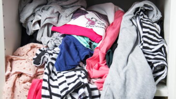 Closet desorganizado pode revelar muito mais do que desleixo segundo a psicologia