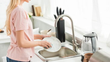 Máquina ou mãos? Esse dilema da louça mostra qual opção pesa mais no dia a dia