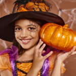 O acessório mais criativo do Halloween está sendo feito à mão