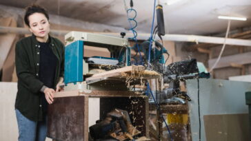 A mesa de centro compacta feita em casa virou tendência nos apartamentos