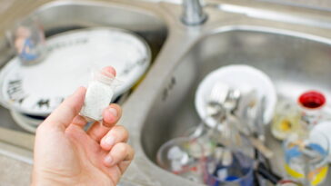 Pastilhas de lava-louças limpam mais do que louça e isso vai te surpreender