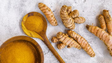 Como plantar açafrão-da-terra em apartamento para ter em casa essa especiaria