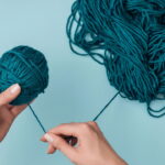 Aprenda a fazer descansos de copos de suculenta em crochê e decore sua mesa com o charme das crocheteiras