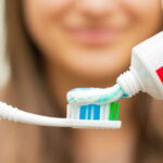 O que ninguém comenta sobre escovar os dentes apenas uma vez ao dia