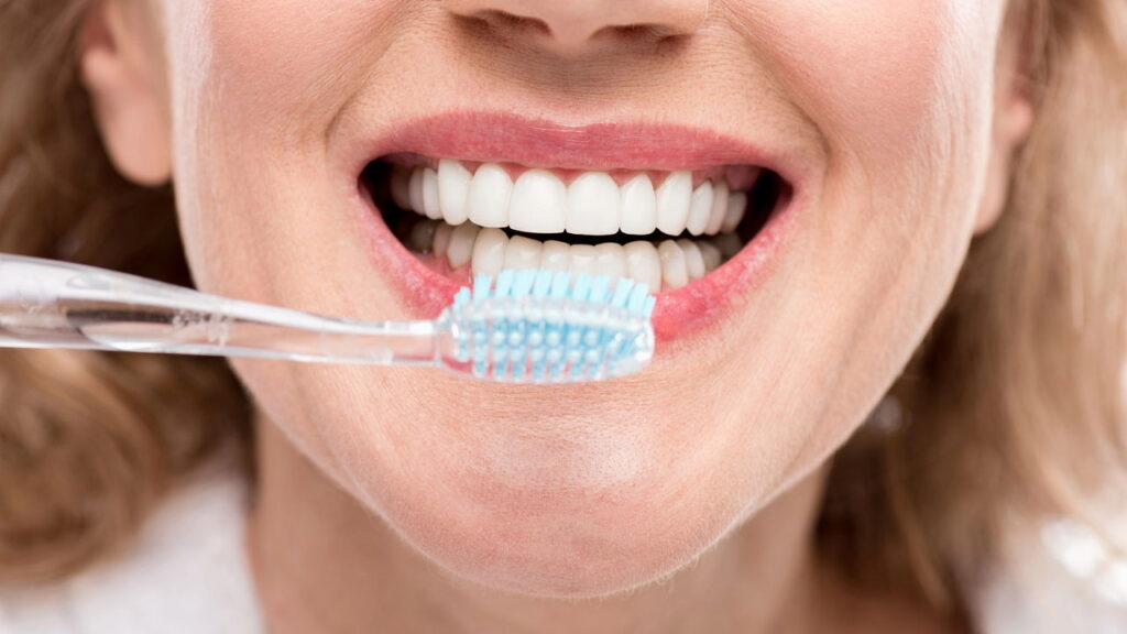 O que ninguém comenta sobre escovar os dentes apenas uma vez ao dia