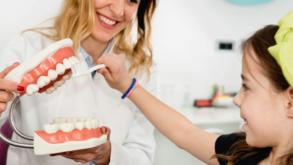 O que ninguém comenta sobre escovar os dentes apenas uma vez ao dia
