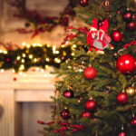 Decoração natalina com amor ao aprender a fazer bolinhas de Natal em crochê