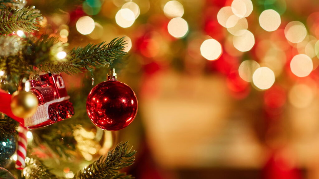 Decoração natalina com amor ao aprender a fazer bolinhas de Natal em crochê