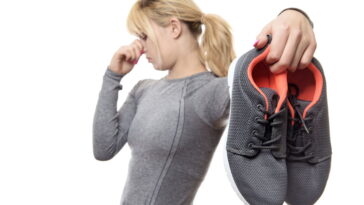 Este truque antigo para eliminar o mau-cheiro de seus sapatos está voltando com tudo