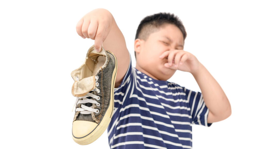 Este truque antigo para eliminar o mau-cheiro de seus sapatos está voltando com tudo