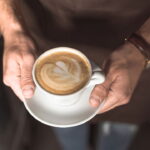 Chaveiro de xícara de café em crochê, a lembrancinha artesanal que conquista em poucos pontos