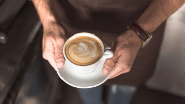 Chaveiro de xícara de café em crochê, a lembrancinha artesanal que conquista em poucos pontos