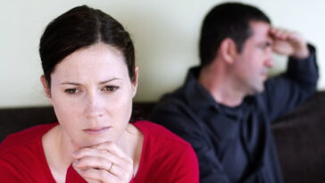 Como lidar com suspeitas de infidelidade segundo a psicologia