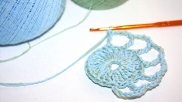 Amuleto de olho grego em crochê combina proteção e decoração artesanal