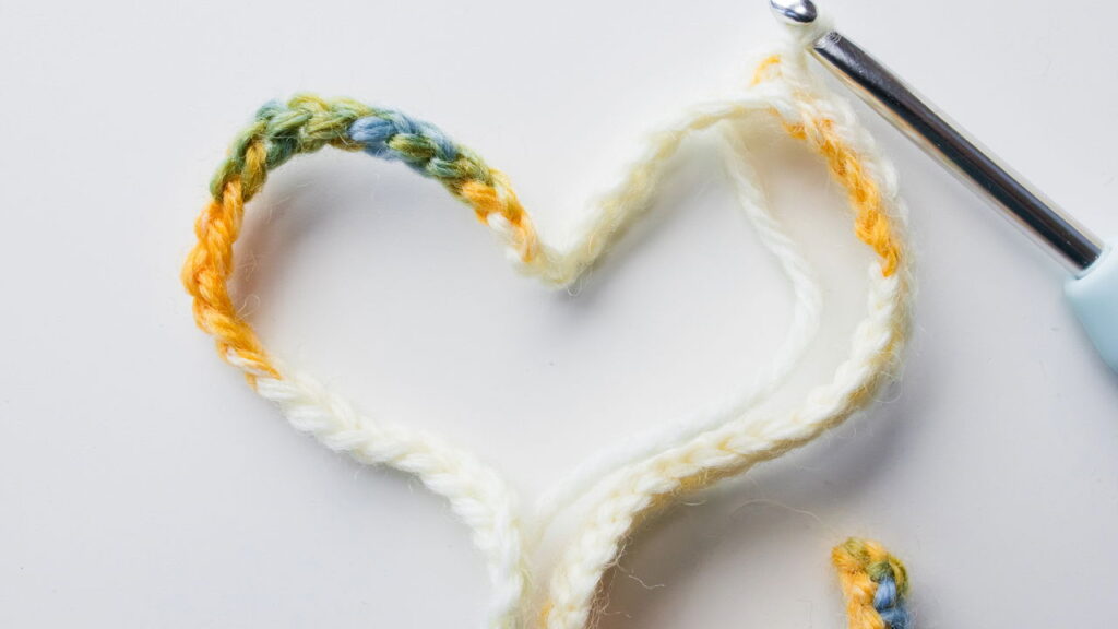 A nova peça queridinha que está conquistando as crocheteiras, conheça a almofada de dado em crochê e veja como fazê-la