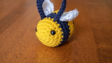 Pequena, colorida e delicada, a abelha em crochê encanta crocheteiras à primeira vista