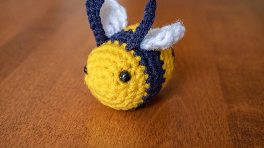 Veja o passo a passo para criar um amigurumi de abelhinha em crochê