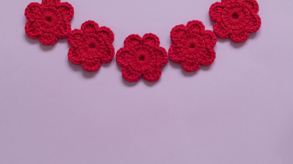 A bolsa de flor que conquistou as crocheteiras entre os acessórios de crochê