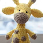 A Girafinha Amigurumi de crochê vira xodó entre mães e decoradoras criativas