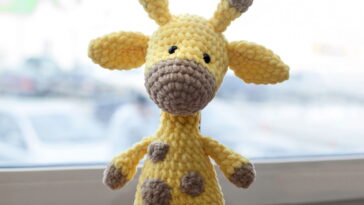 A Girafinha Amigurumi de crochê vira xodó entre mães e decoradoras criativas