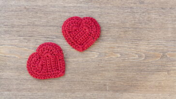 Aprenda como um simples coração em crochê pode transformar seus momentos de leitura