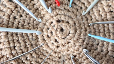 Porta trecos de parede em crochê é a solução artesanal que deixa qualquer casa mais charmosa