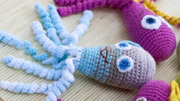 O acessório de polvo em crochê virou tendência entre artesãs e crocheteiras, veja como fazer o seu!