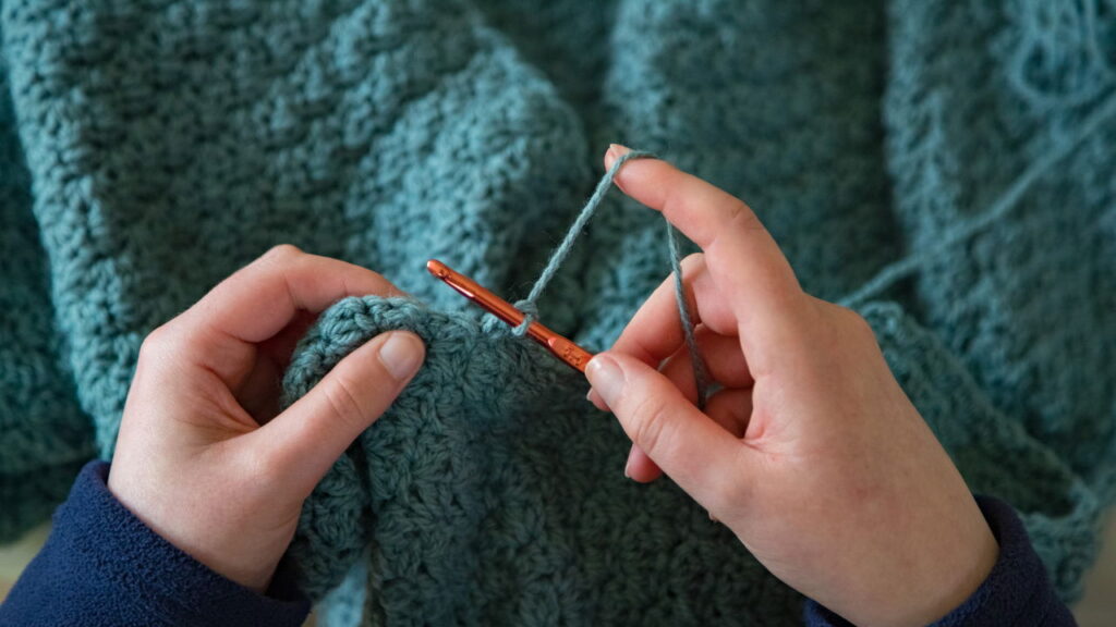 Esse modelo com nuvens em relevo está fazendo sucesso entre crocheteiras