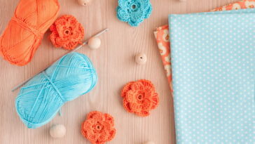 Conforto e diversão com essa almofada fofa de gatinhos em crochê