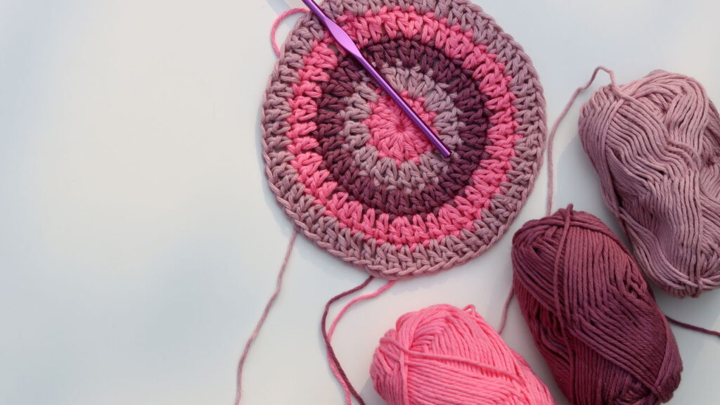 Aprenda a confeccionar este vasinho de crochê com flores que encanta em qualquer ambiente