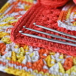 O detalhe em crochê que transforma um simples colete em algo único