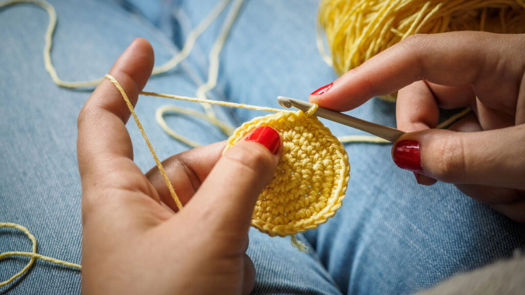 Pequena, colorida e delicada, a abelha em crochê encanta crocheteiras à primeira vista