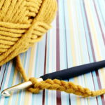 Aprenda a fazer brincos circulares duplos em crochê com um toque moderno e minimalista