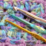 Confeccione o marca-páginas de folha em crochê, o acessório mais delicado e criativo para leitoras e crocheteiras