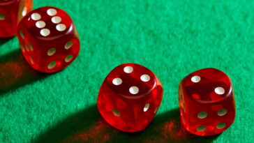 A nova peça queridinha que está conquistando as crocheteiras, conheça a almofada de dado em crochê e veja como fazê-la