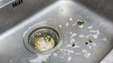 O truque doméstico mais inesperado para desentupir a pia com facilidade