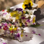 O toque floral que pode transformar suas receitas