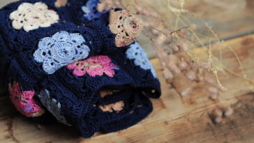 O detalhe dessa almofada em crochê vai ganhar seu coração
