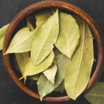 Onde colocar um pote de folhas de louro para atrair dinheiro, segundo o Feng Shui
